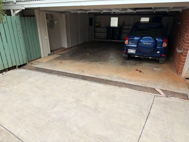 Building Photo - 3 Bedroom 2 Bath Single Family Home with Pool