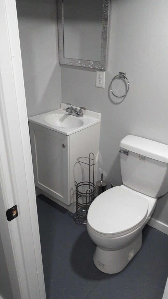 Building Photo - 814 E 14th St