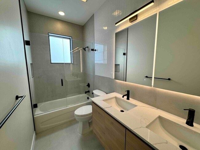 Building Photo - 2402 N Ola Ave