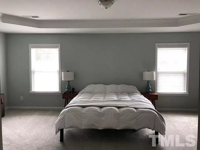 Building Photo - 3-Bedroom Townhome Available Eary July!