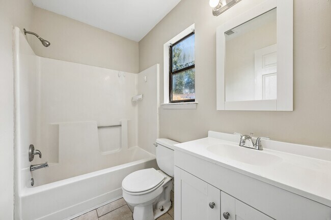 Building Photo - 117 Pinedale Dr