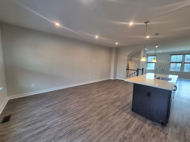 Building Photo - BEAUTIFUL END UNIT TOWNHOME IN NEW MARKET