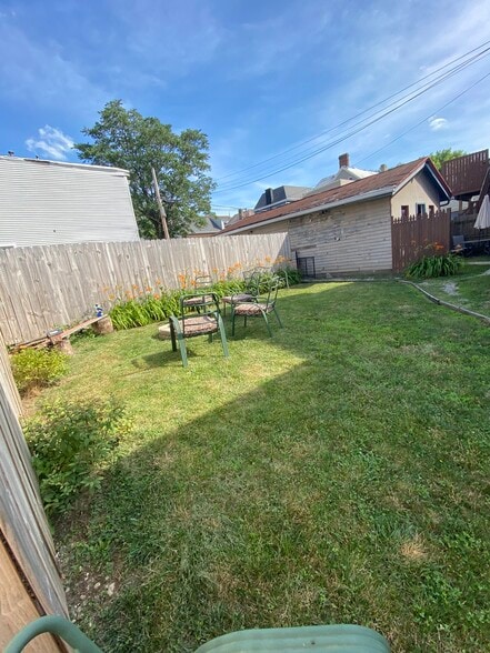 Enjoy reading a book or using firepit - 410 Fairfield Ave