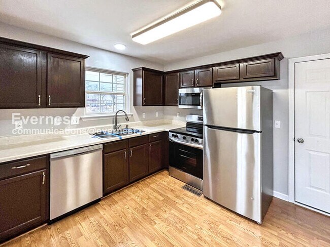 Building Photo - 1808 Lakewood Village Dr