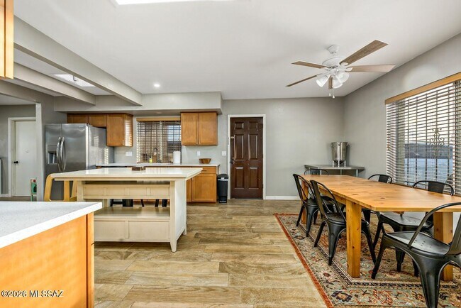 Building Photo - 2191 S Sunburst Dr