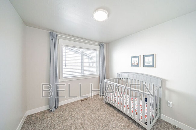 Building Photo - 380 S 3rd W