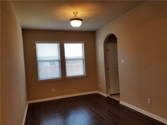 Building Photo - 743 Easton Dr