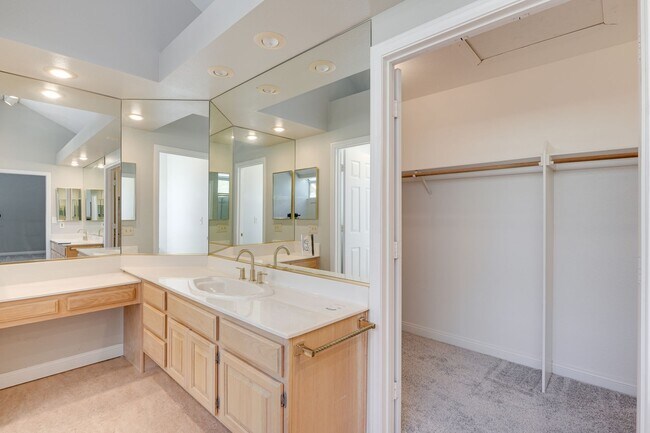 Building Photo - Luxury Meets Comfort in This Beautiful 4-Bedroom Retreat