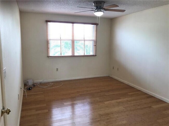 Building Photo - 7061 SW 41st Pl