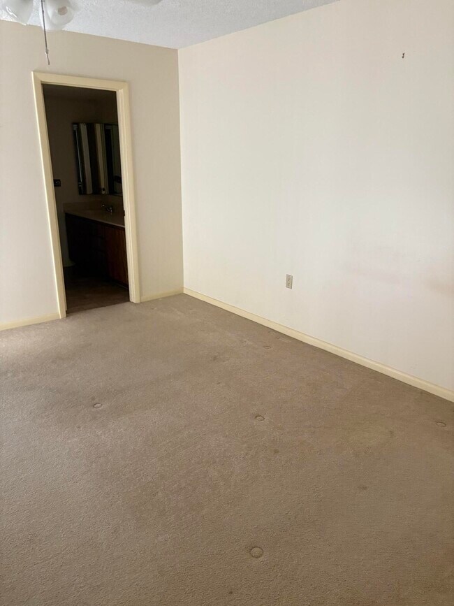 Building Photo - 1619 16th Ct
