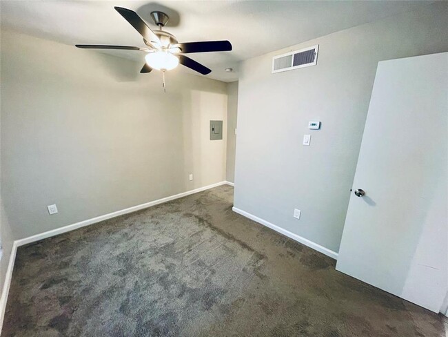 Building Photo - 3900 Woodchase Dr