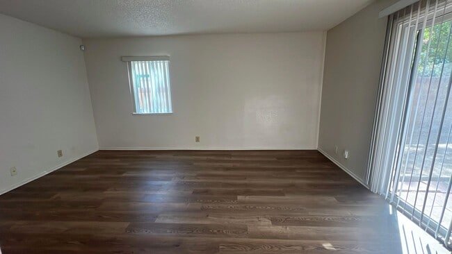 Building Photo - (APPLICATION PENDING) West Lancaster Home in a cul-de-sac