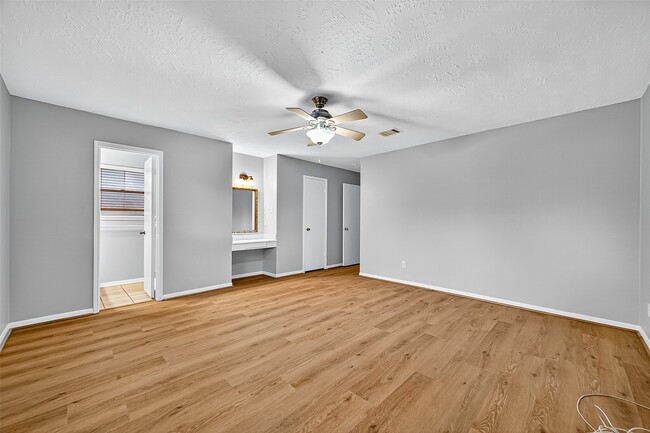 Building Photo - 9602 S Petersham Dr
