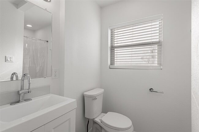 Building Photo - 1805 Ave Q