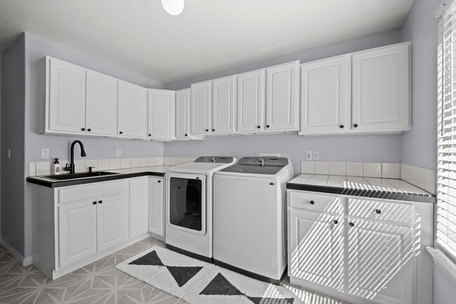 Building Photo - 2062 Hyacinth Rd