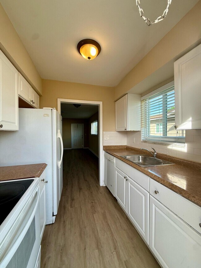 Building Photo - 2925 NE 7th Ave