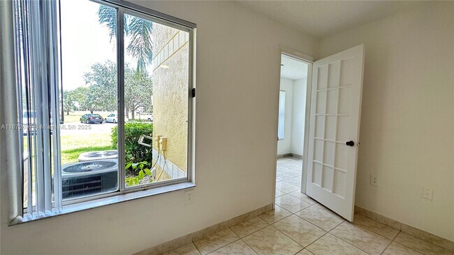 Building Photo - 12760 Vista Isles Dr