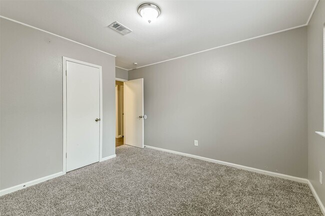 Building Photo - 26 W Broken Oak Ct