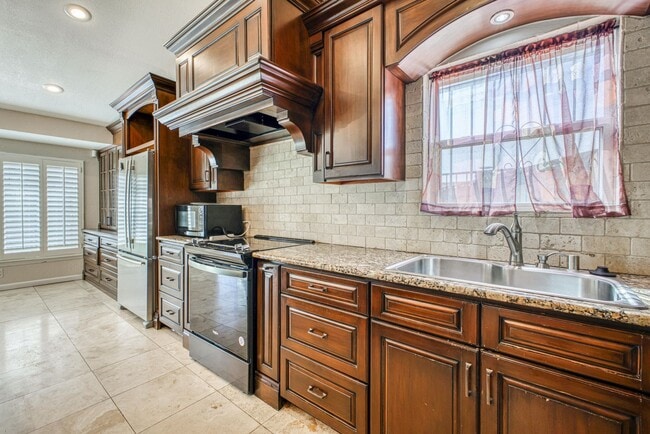 Building Photo - Beautiful House with 4 bed - 2 baths - office & covered big Jacuzzi