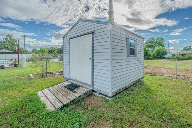 Building Photo - 1529 Larkin Rd