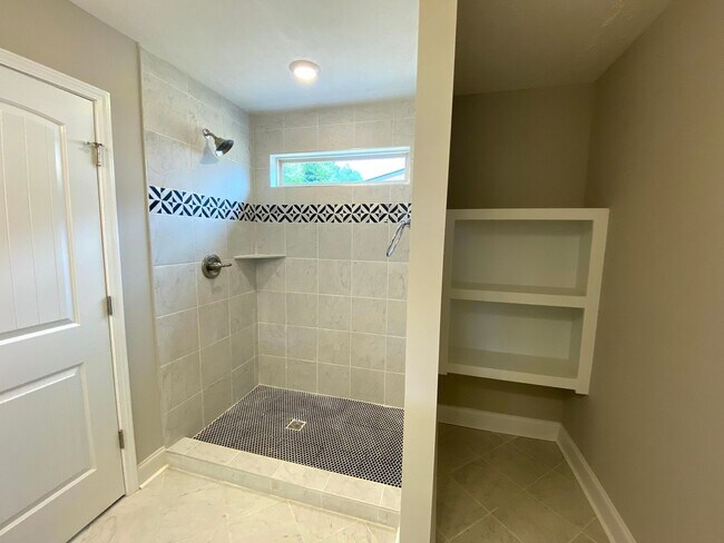 Building Photo - Spacious & Modern Home for Rent - One Leve...