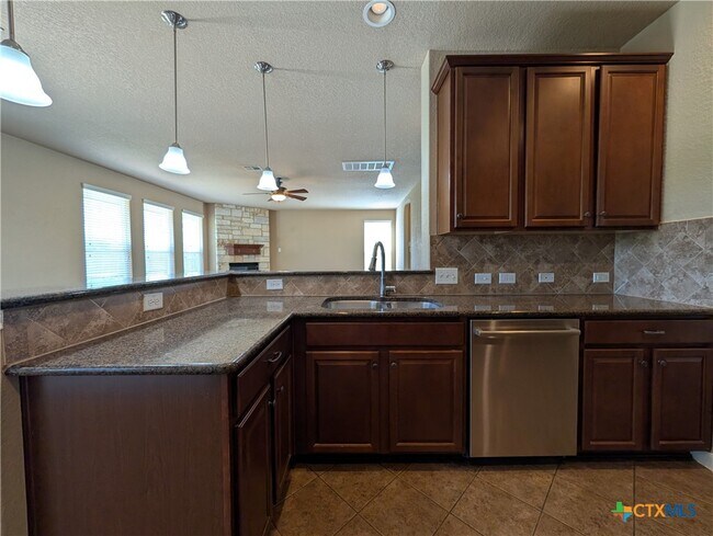 Building Photo - 212 Oak Creek Way