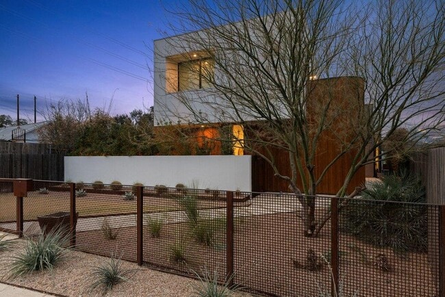 Building Photo - 910 W Johanna St