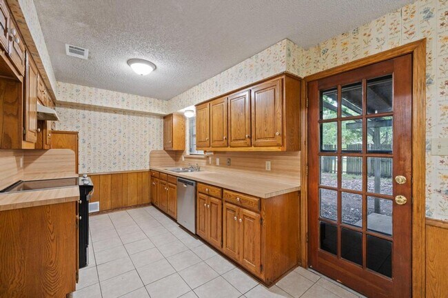 Building Photo - 504 Warbler Dr