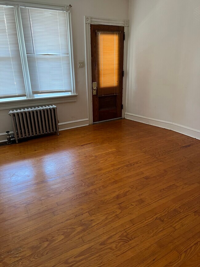 Living Room - 1441 N Lincoln Ave