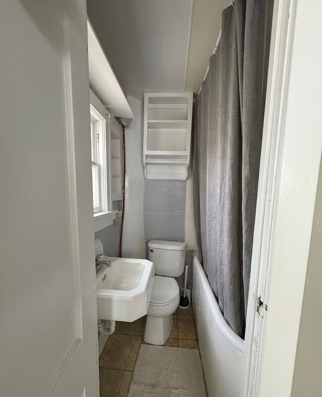 Building Photo - Cozy 1 Bedroom Apartment close to Aggieville!
