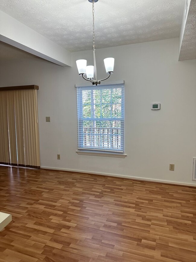 Building Photo - Townhouse in Chisel Run! Available Now