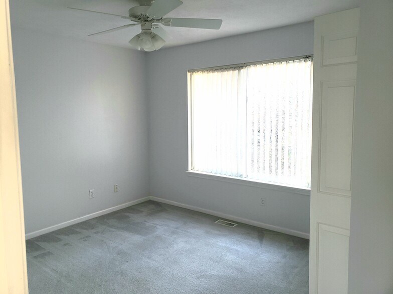 Building Photo - 3910 Old Elm Dr SE