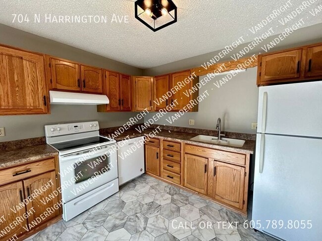 Building Photo - 704 N Harrington Ave