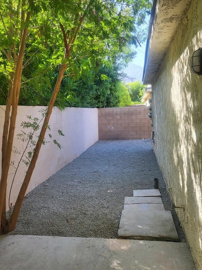 Building Photo - "Chic Palm Springs Retreat: 2BR/2BA"