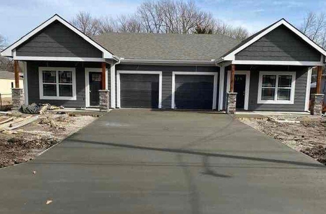 Building Photo - 715 S Pecan St