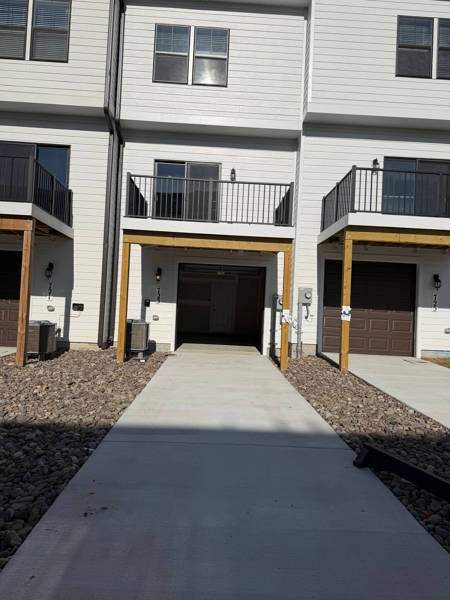 Building Photo - 723 Courier Ln