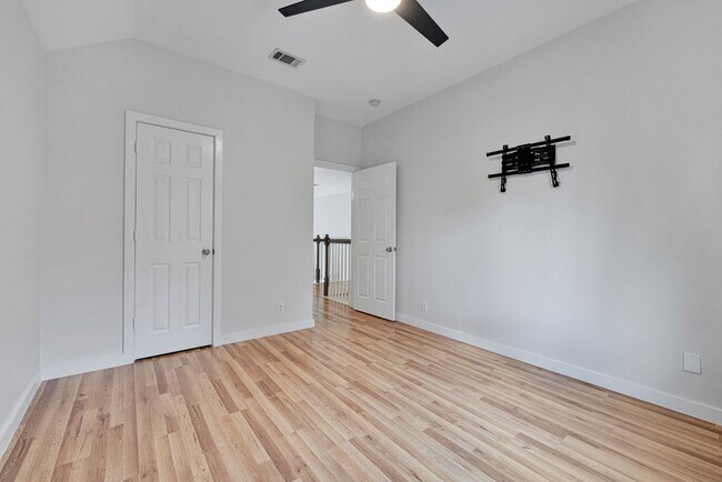 Building Photo - 136 Brook Shire