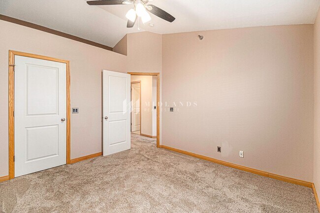 Building Photo - Southwest Omaha Townhome