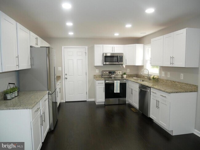 Building Photo - 35600 Sassafras Dr