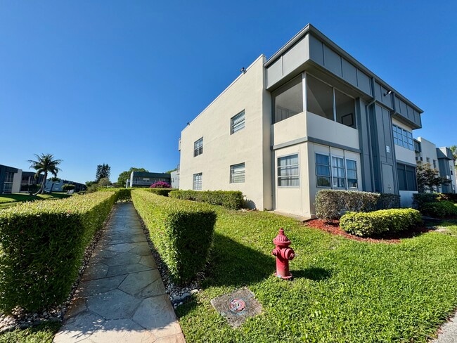 Building Photo - 530 Normandy Ln