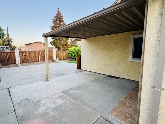 Building Photo - 1530 Burgundy Dr