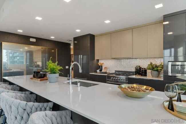 Building Photo - 525 Olive St