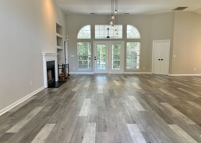 Building Photo - Available 7/9. Gorgeous, Fully Remodeled 3...