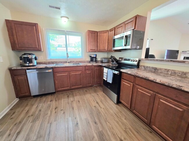 Building Photo - Move In Ready 3 Bedroom Ranch!
