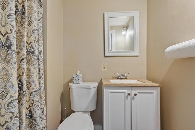 Building Photo - 113-115 Main St