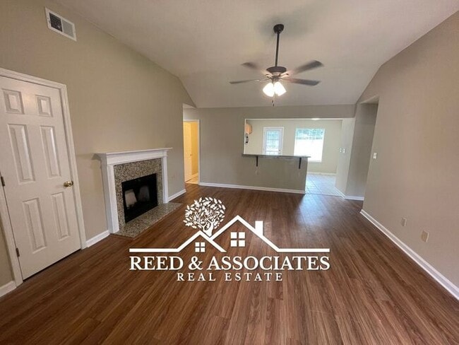 Building Photo - Charming Home Located in Quiet Neighborhood!