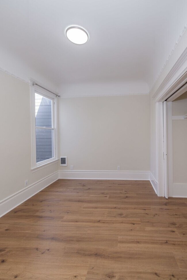 Building Photo - Fully Remodeled, Top Floor 3/2 Full Floor Flat W/ Bonus Room! In-Unit W/D!