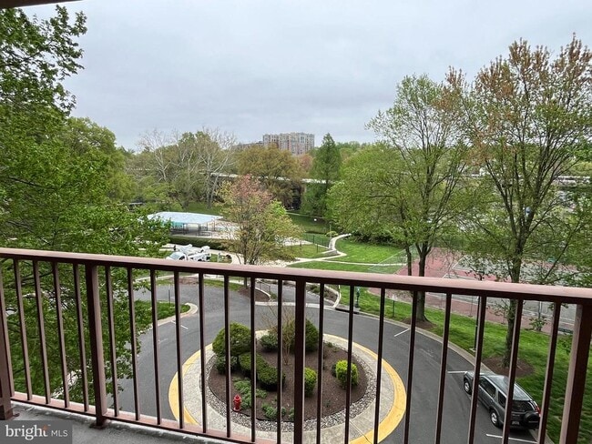 Building Photo - 10101 Grosvenor Pl