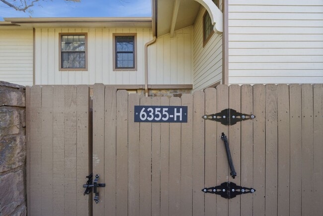 Building Photo - Move-in ready 2-bed, 2-bath condo in the d...