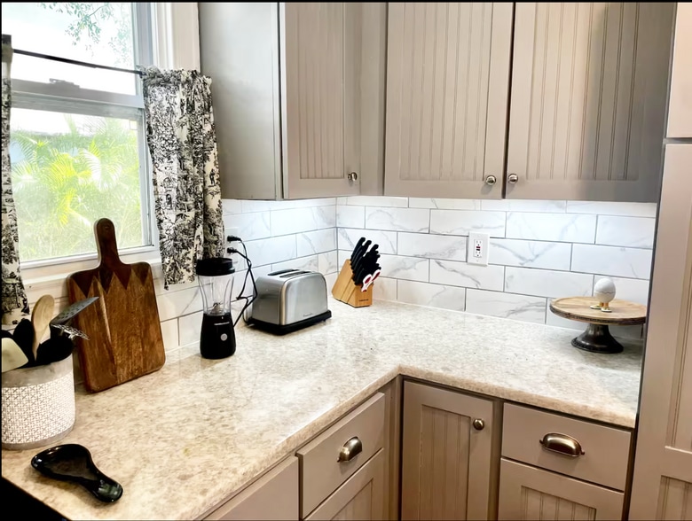 auto cabinet lights granite countertops - 3319 W Paul Ave